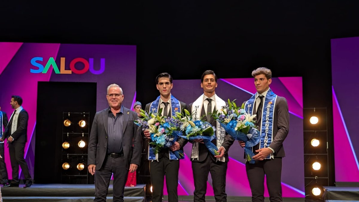 L'alcalde de Salou amb els tres guanyadors del certamen