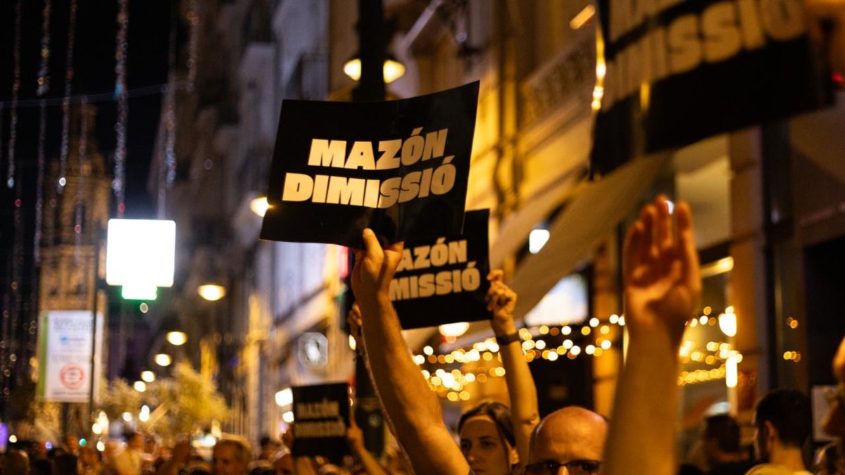 Cartells exigint la dimissió del president de la Generalitat Valenciana, Carlos Mazón, durant la manifestació a València