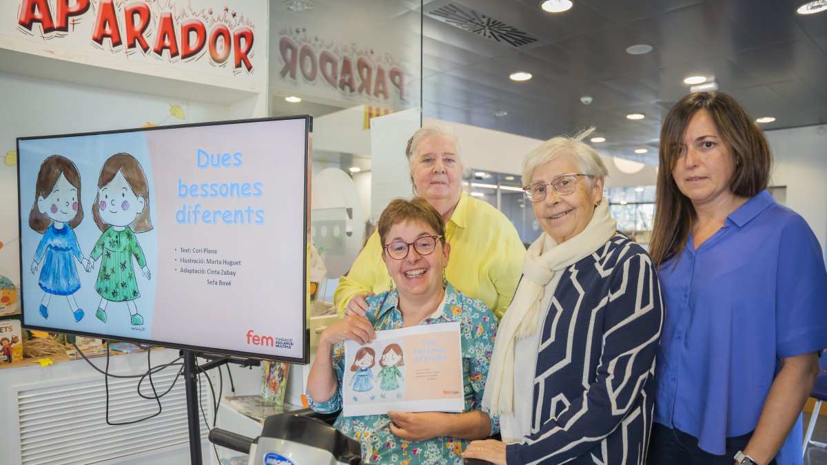 Autoras e impulsoras de la iniciativa en la Biblioteca Pere Anguera de Reus.