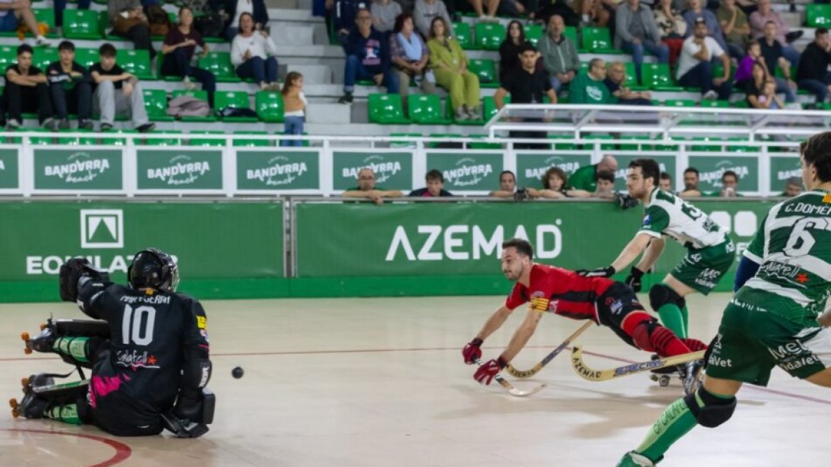 El capità del Reus Joan Salvat buscant el gol.