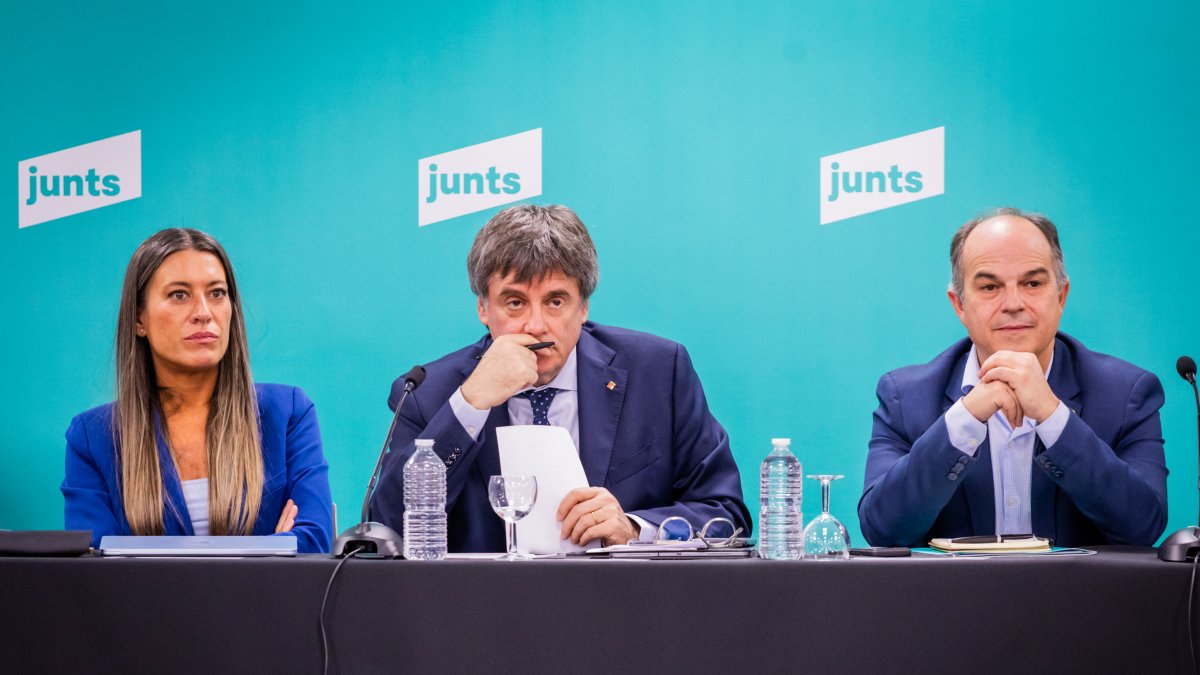 Carles Puigdemont, Míriam Nogueras y Jordi Turull, durante la ejecutiva de Junts este lunes en Perpiñán.