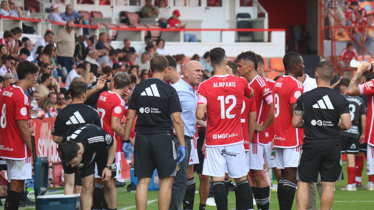 El tècnic del Nàstic, Luis César, donant instruccions a l’equip sobre la gespa del Nou Estadi Costa Daurada.