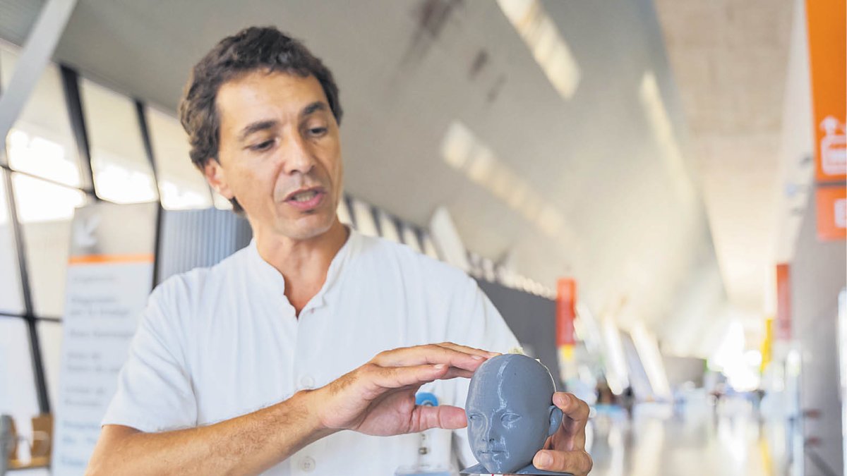 El neurofisiòleg clínic Vicenç Pascual, explicant com funciona el sistema amb un maniquí.