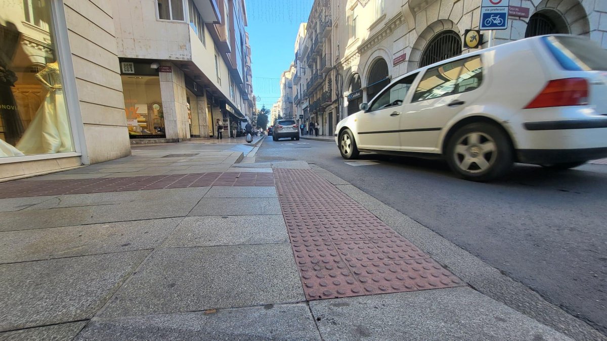 S'implementaran rajoles guia per donar informació sensorial a les persones invidents o amb importants deficiències visuals.