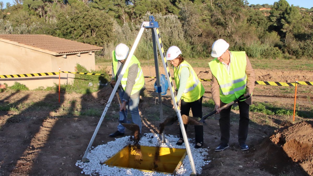 La consellera de Territori, Sílvia Paneque, posant la primera pedra de la depuradora de Vila-rodona, al costat del director de l'ACA, Josep Lluís Armenter, i de l'alcalde del municipi, Josep Maria Comas.
