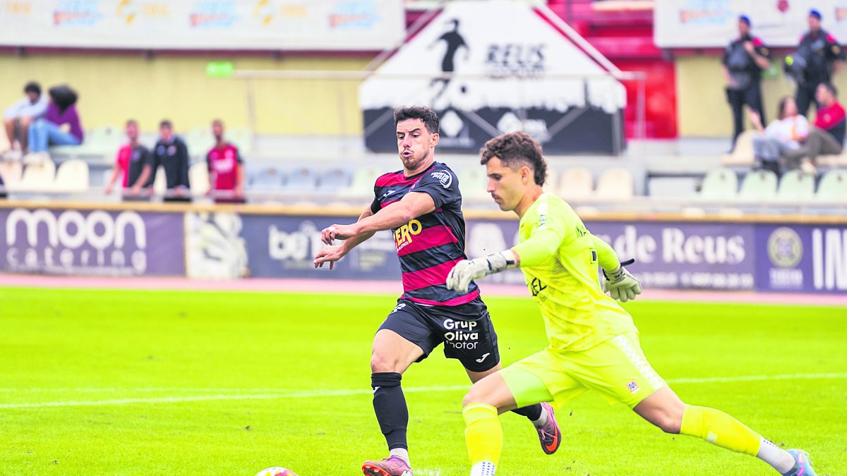 El jugador del Reus Ricardo Vaz pressionant al porter del Sant Andreu en el darrer duel disputat a casa.