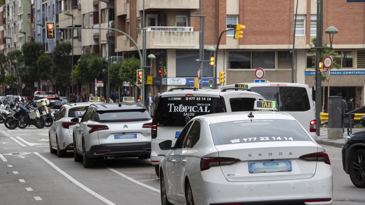 Imatge d'arxiu de diversos taxis estacionats al carrer Pere Martell de Tarragona.