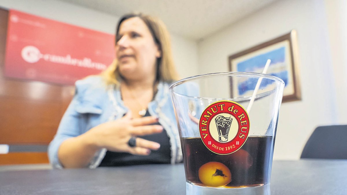 Un vermut. Al fons, la cap del Departament d'Internacional de la Cambra de Comerç de Reus, Elena Andreu