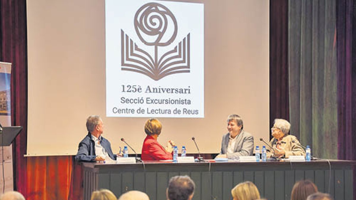 Instantània de l’acte d’inauguració del 125è aniversari de la Secció Excursionista del Centre de Lectura en el moment que mostren el logo commemoratiu.