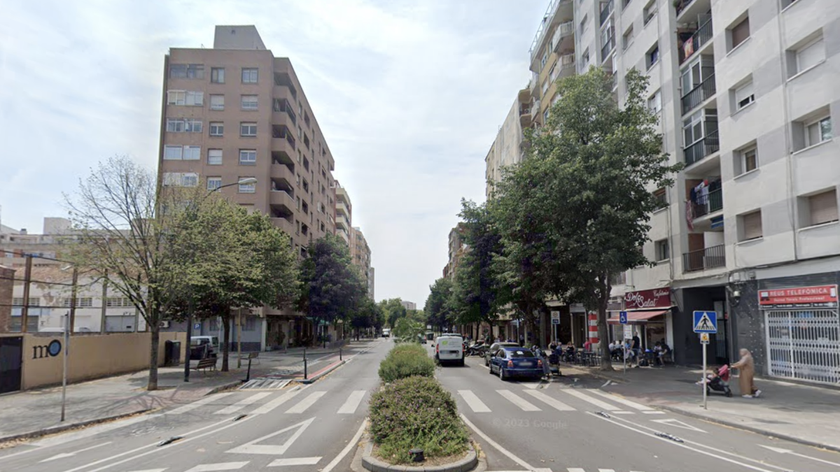 A l’avinguda Pere el Cerimoniós, un vehicle ha atropellat una persona d’edat avançada.