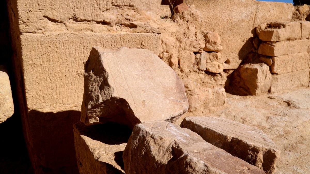 Els tres fragments d'esteles ibèriques trobades al castell d'Algars de Batea.