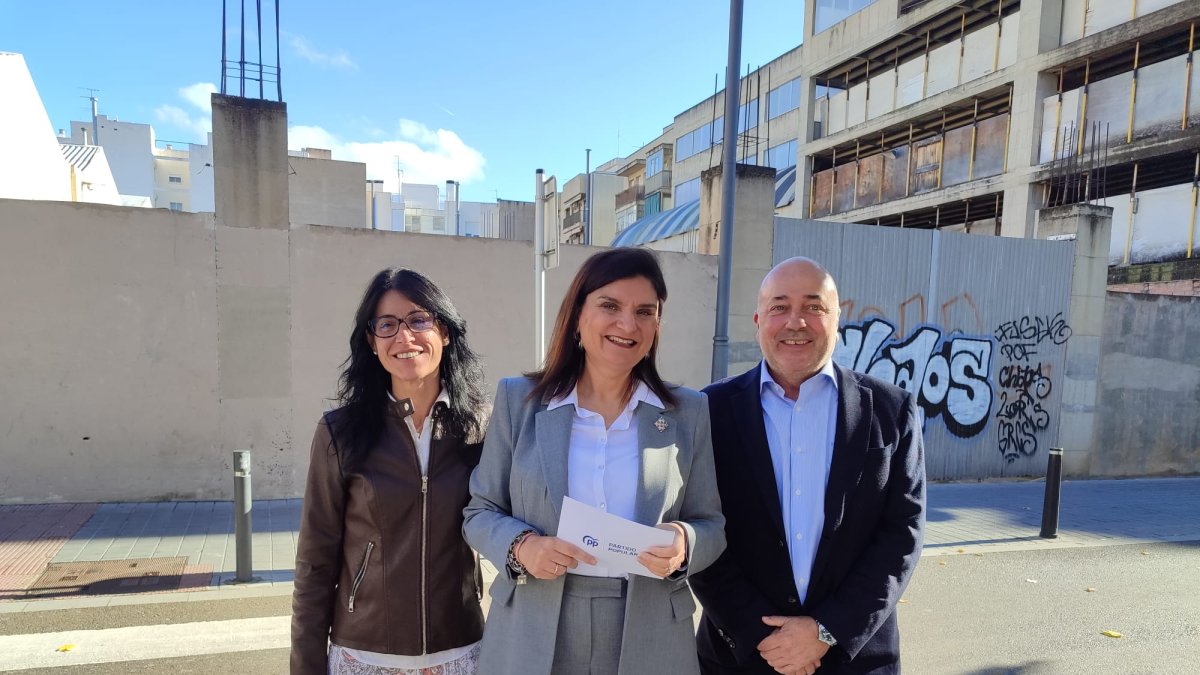 Elisa Vedrina, diputada en el Congreso de los Diputados, acompañada de los concejales del PP en Reus.
