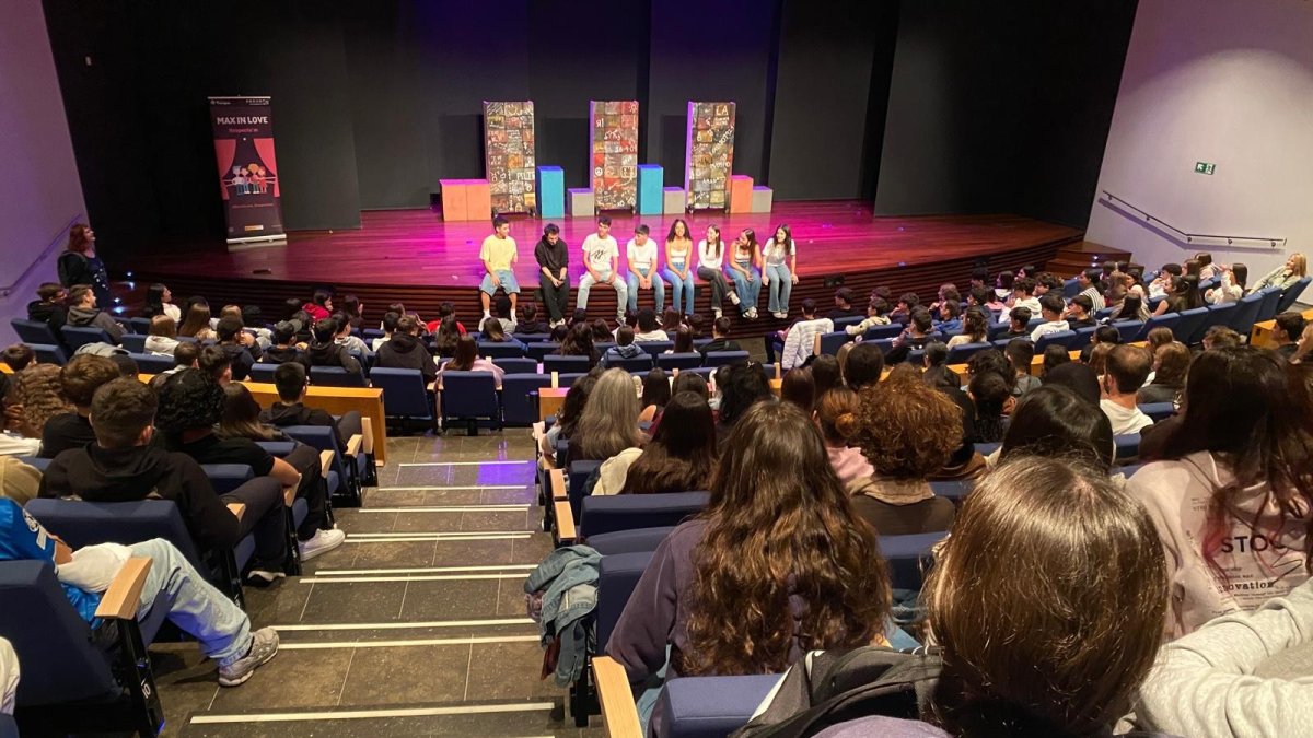 L’obra és representada per joves de 16 a 17 anys; per tant, l’alumnat pot identificar-se molt més fàcilment amb els protagonistes