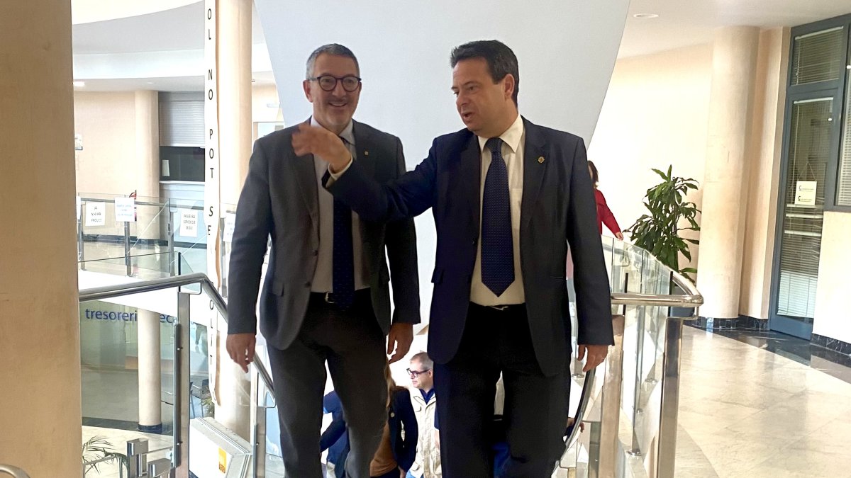 La visita se ha iniciado en el Ayuntamiento de Cambrils, donde Sàmper se ha reunido con el alcalde, Oliver Klein