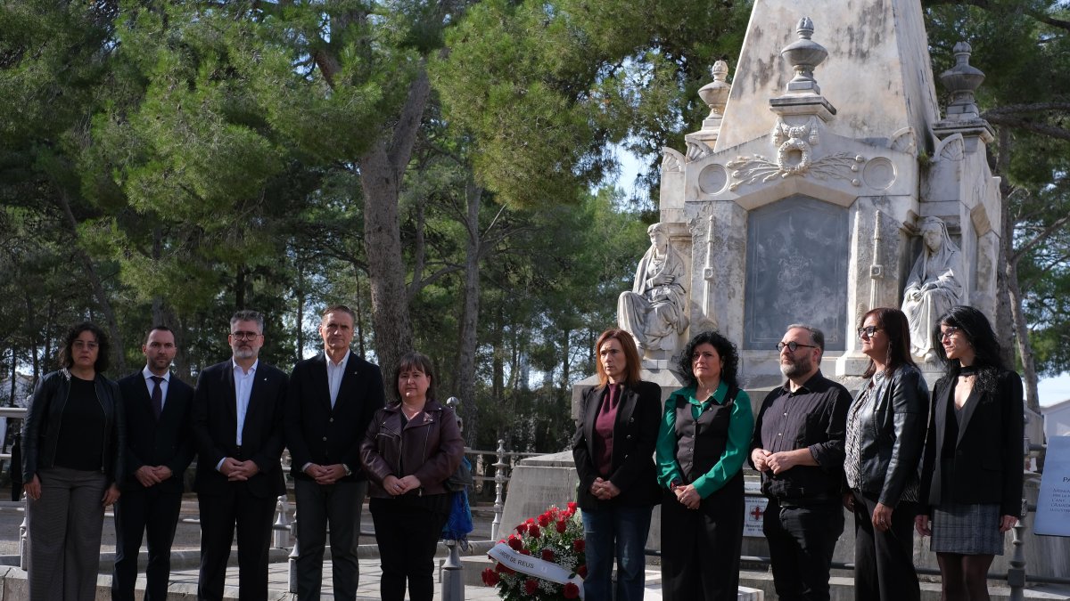 Imatge de l'ofrena floral amb motitu de Tots Sants