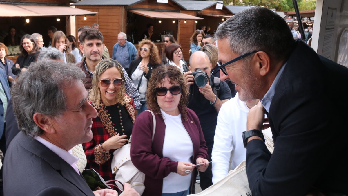 El conseller d'Empresa i Treball, Miquel Sàmper, saludant l'alcalde de Batea, Joaquim Paladellam a la festa del vi de Gandesa