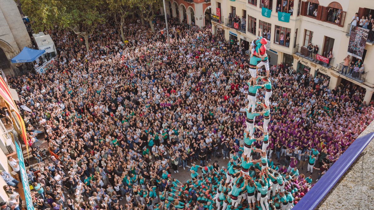 Visió zenital del 3 de 10 amb folre i manilles dels Castellers de Vilafranca a la diada de Tots Sants 2025.
