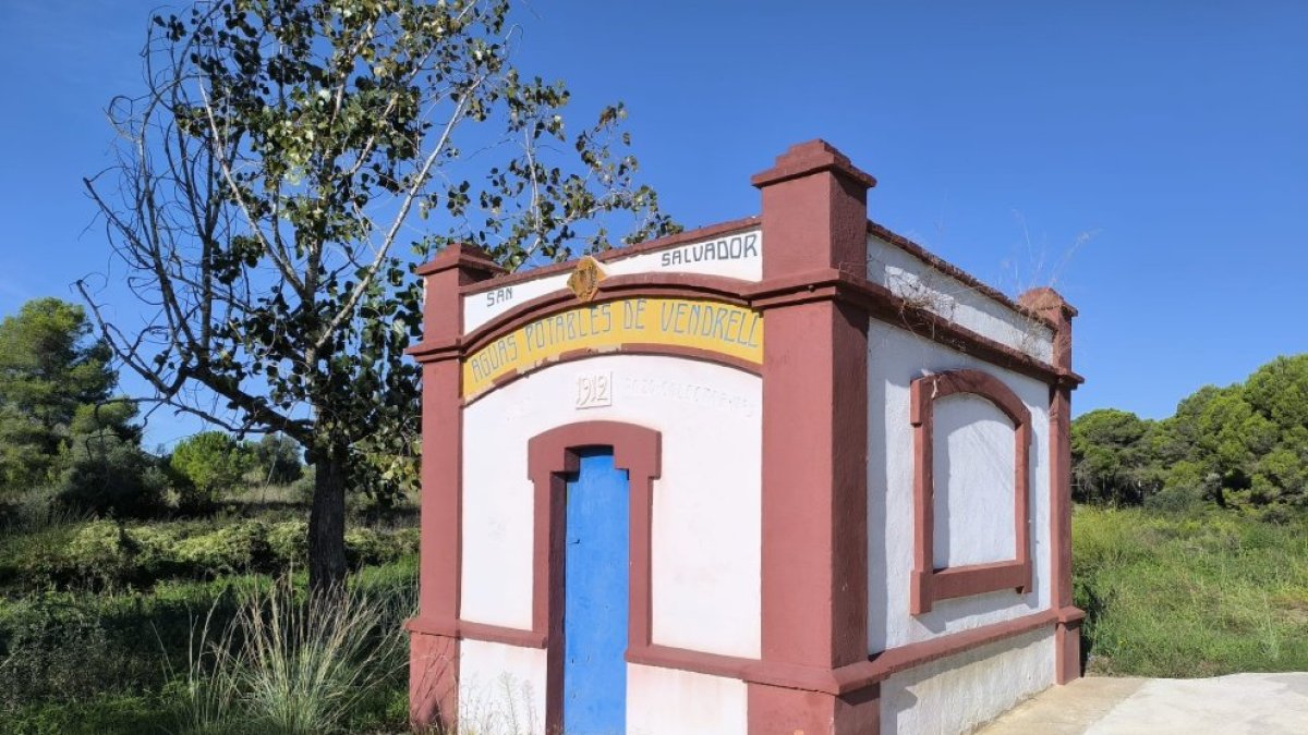 El proyecto contempla la construcción de una caseta de llegada para el depósito.