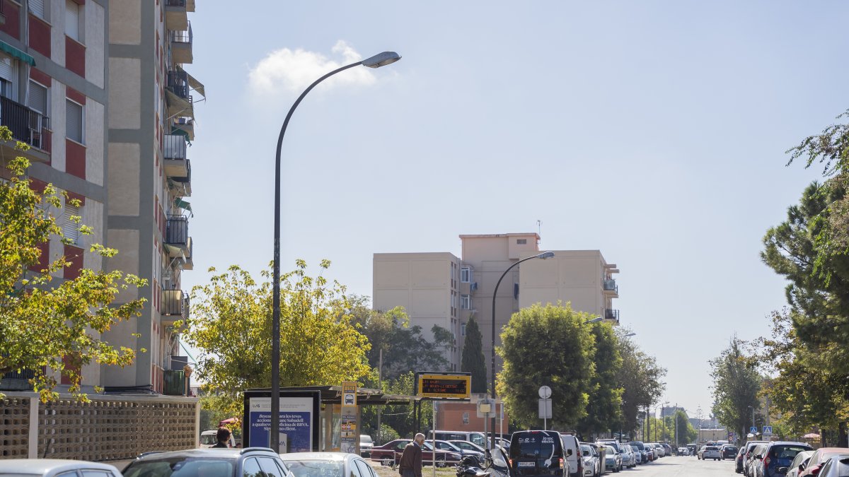 Fotografía de la calle Astorga, espacio a la espera de su transformación en eje cívico que deberá tener en cuenta una mejora sustancial del alumbrado público.