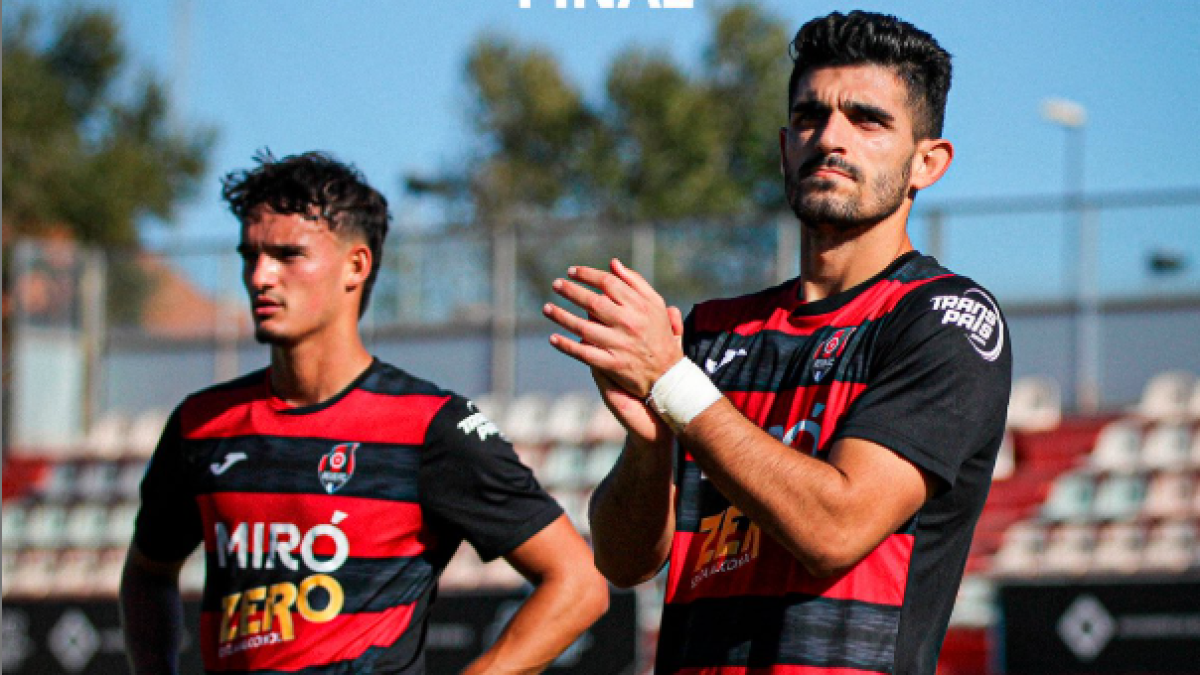 Sandro Toscano aplaudint al públic.