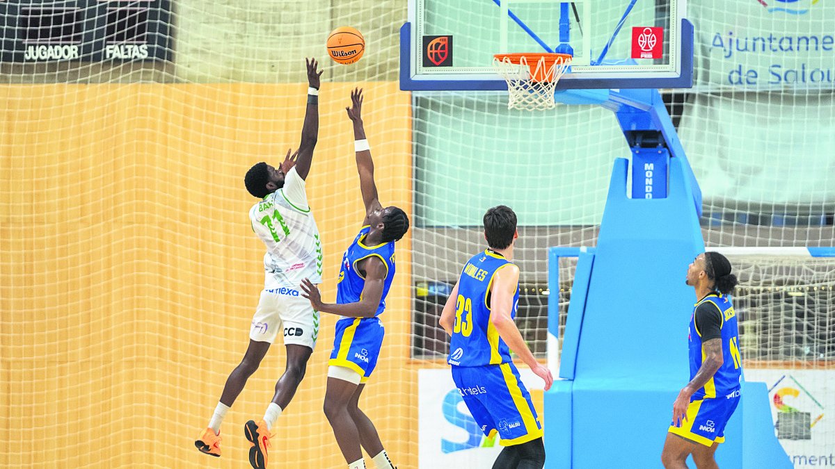 Brehima Traoré (CB Salou) intentant evitar un tir del Castelló.