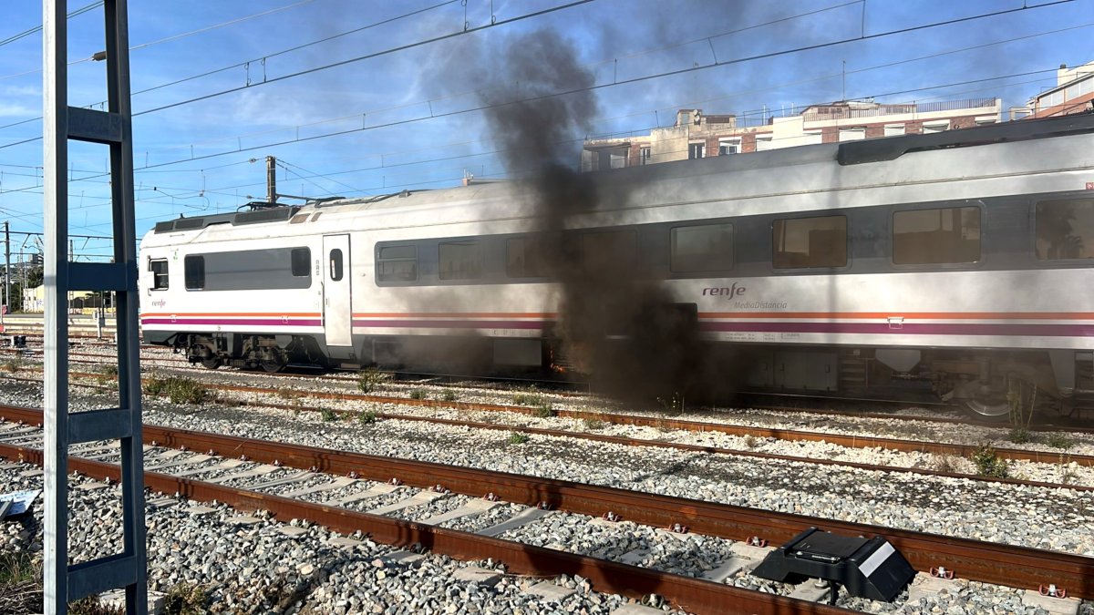 Columa de fum en un tren aturat a l'estació de Tarragona.