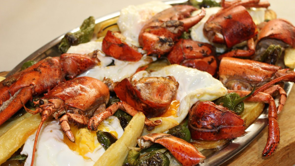 Imagen de huevos rotos con bogavante.