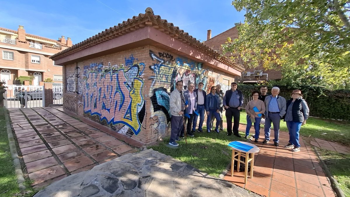 Una decena de vecinos reivindicaron ayer la recuperación de la caseta abandonada del parque de Tarragona 2.