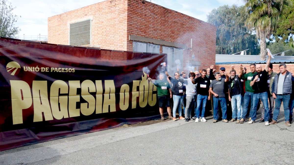 Una trentena de pagesos es concentren davant la deupradora de Reus.