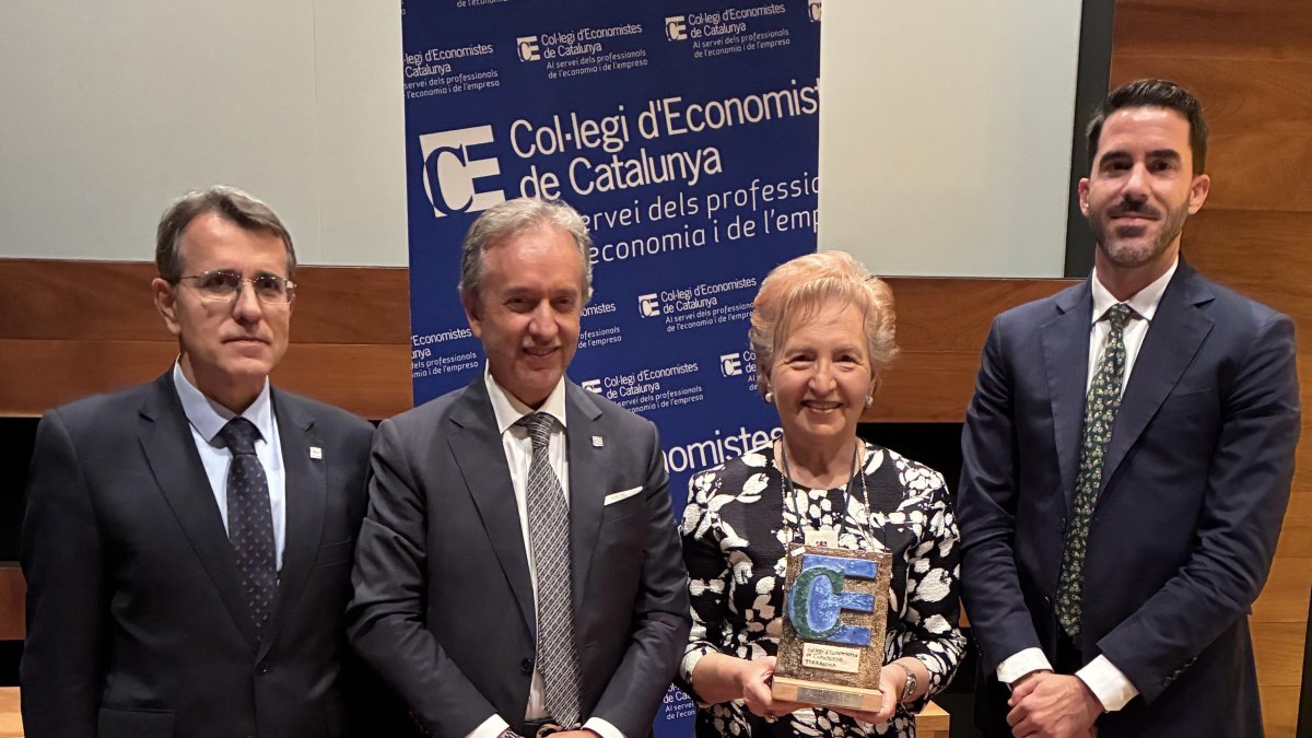 Laura Roigé amb el Premi a la Trajectòria Professional, acompanyada per Carles Puig de Travy, degà del Col·legi d’Economistes de Catalunya; Arnau Farré, president de la Seu de Tarragona i Miquel Àngel Fúster, anterior president.