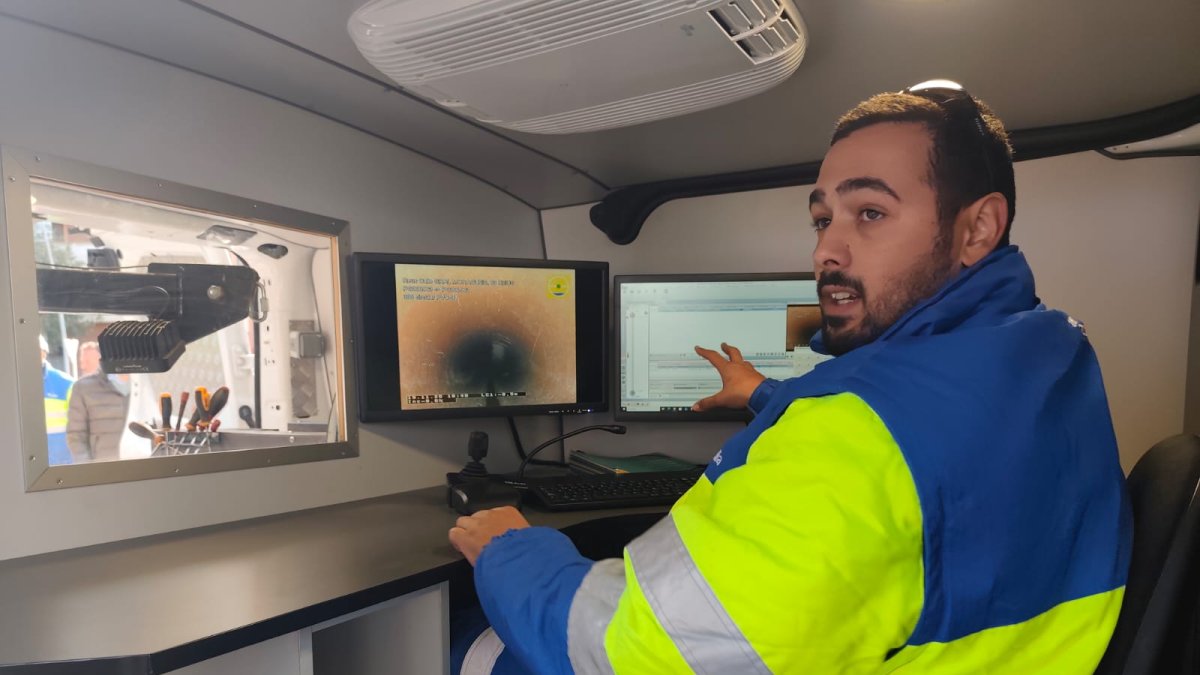 Tècnic d'Aqualia mostrant el sistema de càmeres utilitzat per inspeccionar la xarxa de sanejament.