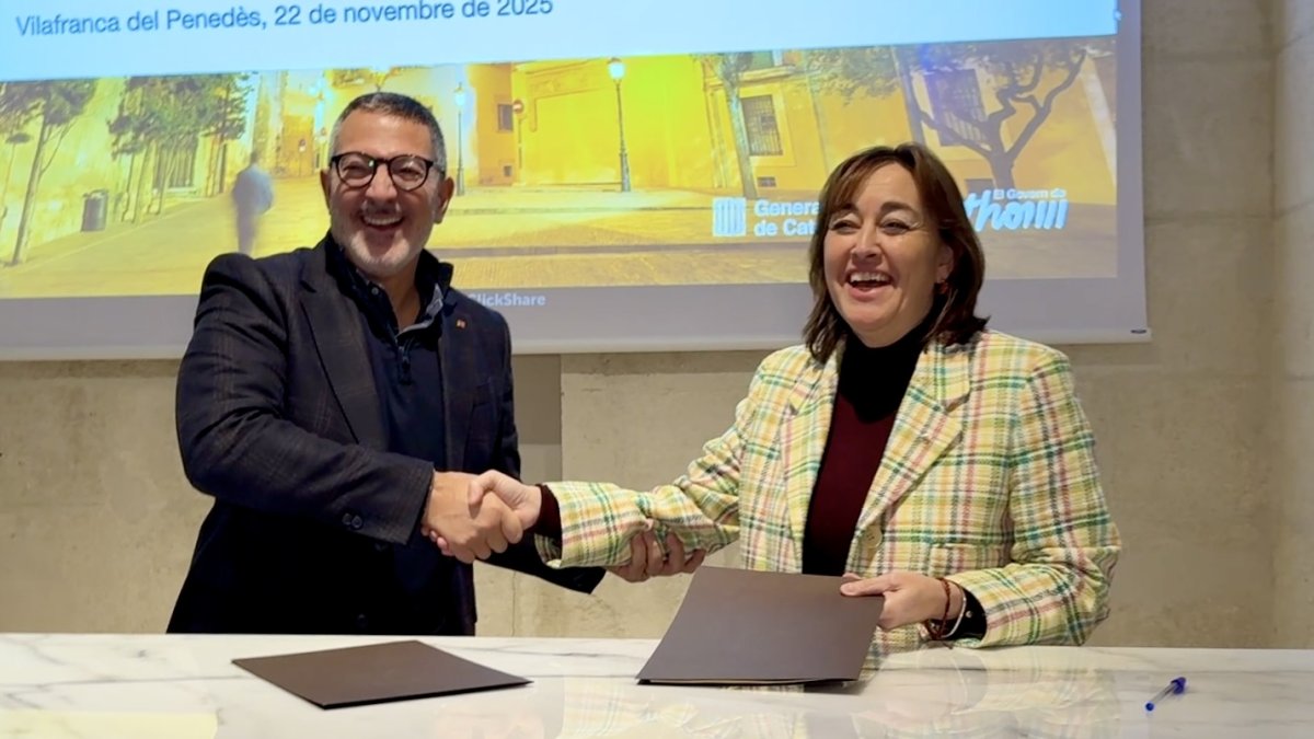 Els consellers Miquel Sàmper i Sílvia Paneque encaixen les mans després de signar l'acord 