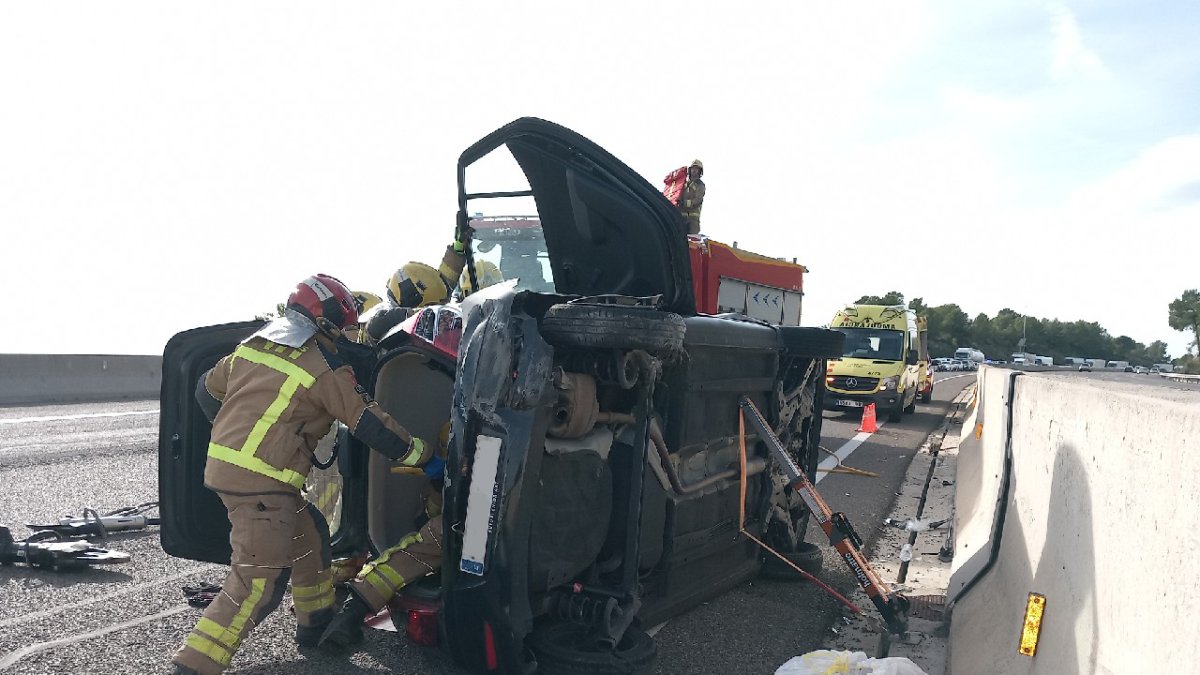 Imatge dels Bombers i el cotxe bolcat