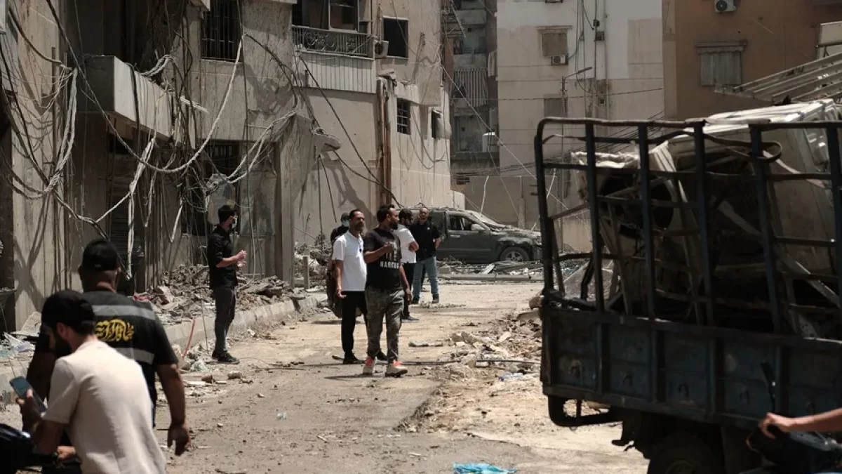 Imagen de archivo de personas andando por Dahye (Beirut) después de bombardeos de Israel.