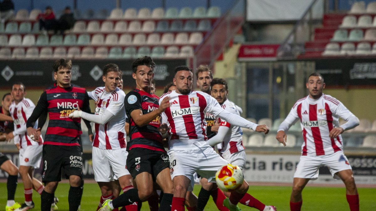 El defensor del Reus Pol Fernández defendiendo al delantero Toni Gabarre en una situación de pelota parada.