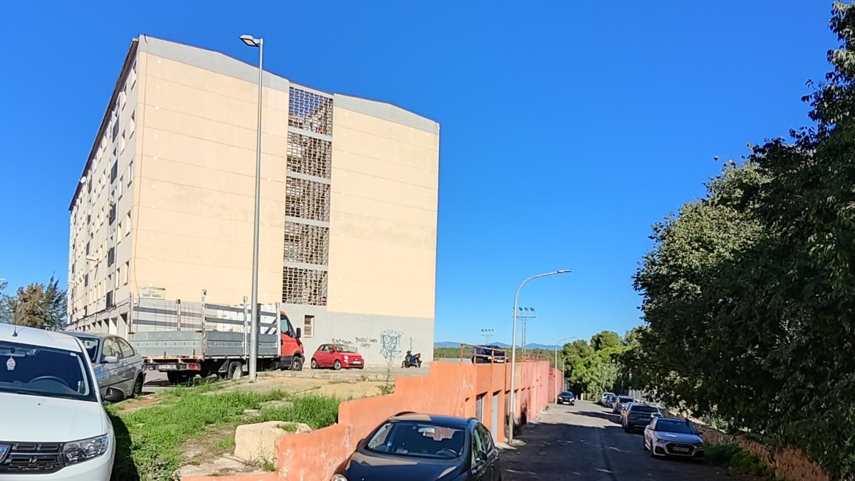 Imatge d’alguna de les llumeneres renovades a la vorera del CAP.