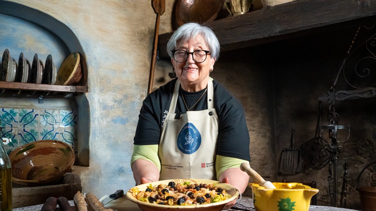 Una de les cuineres del projecte Gastrosàvies.