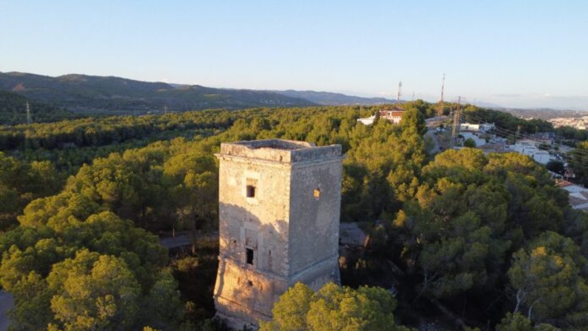 Fotografies de la Torre del Telègraf i l’entorn dels Masos, entre els que s’observa l’abandonament i els cables desprotegits