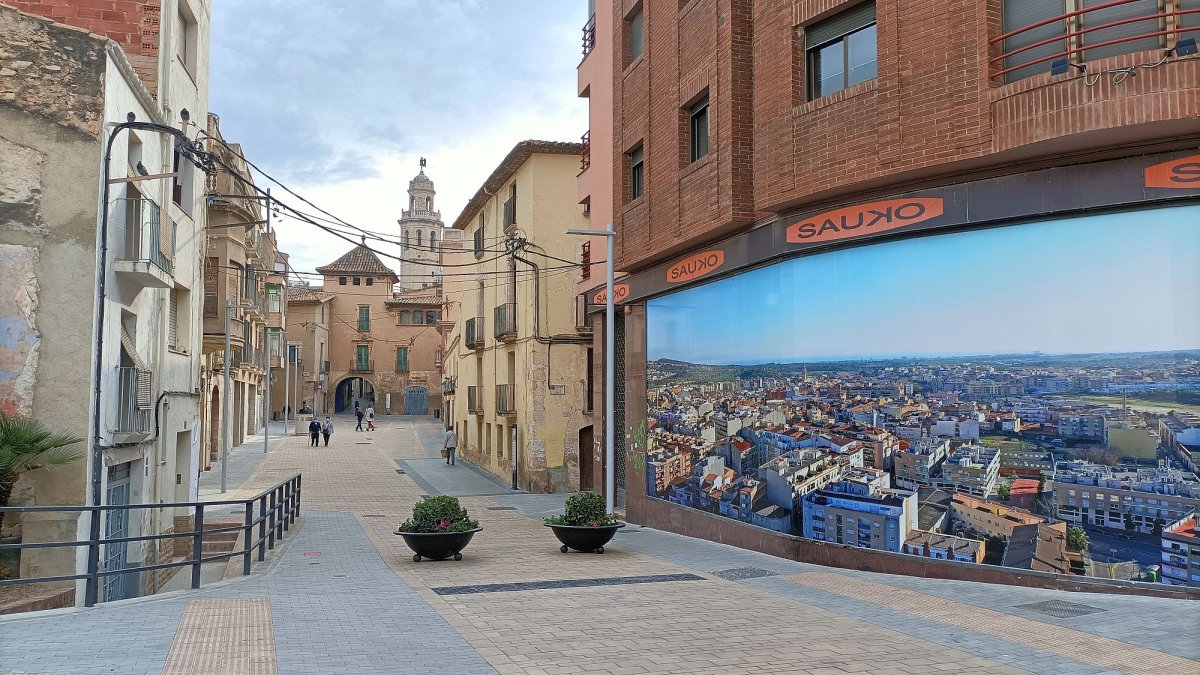 La vidriera, situada a l’inici del carrer de les Quatre Fonts del Vendrell.