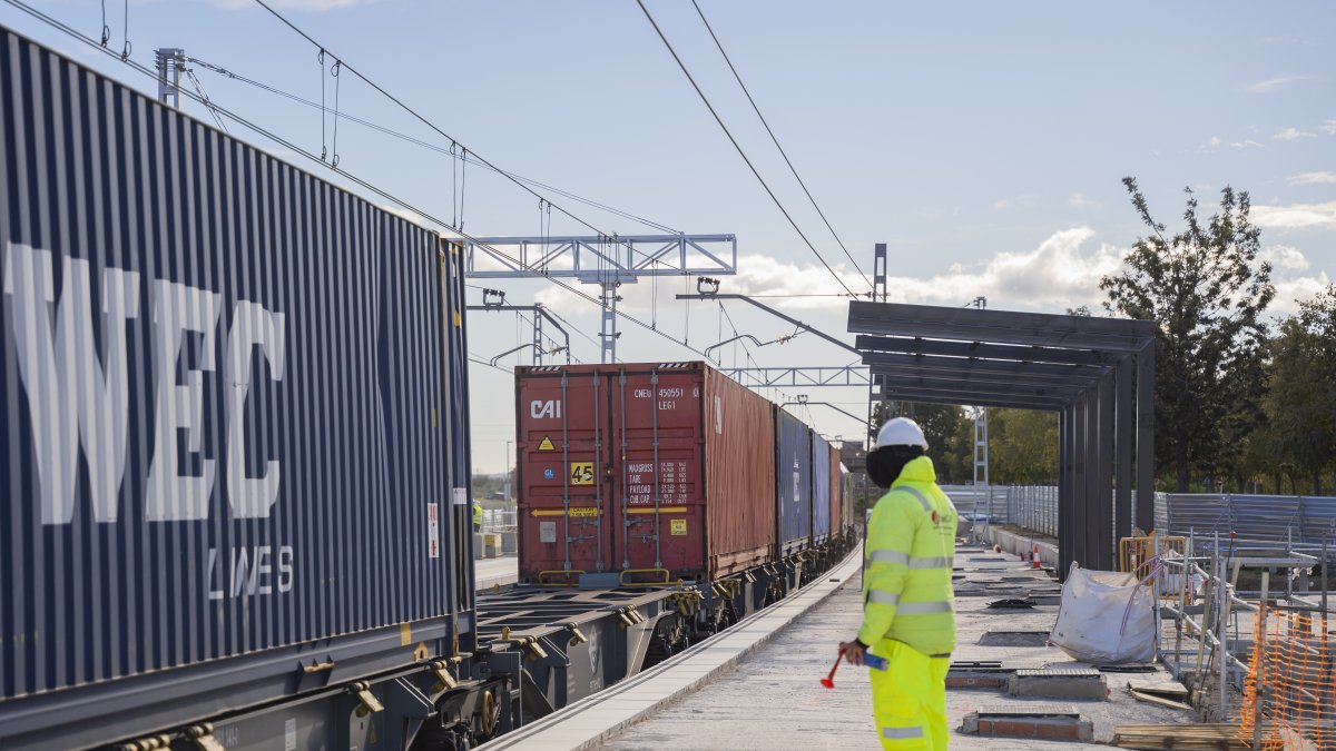 En aquests moments es treballa per rematar les andanes i muntar els blocs constructius.