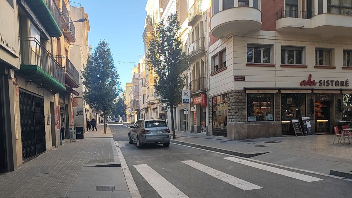 Els vehicles tornen a transitar pel carrer Ample després de finalitzar la segona fase de les obres de reforma urbanística.