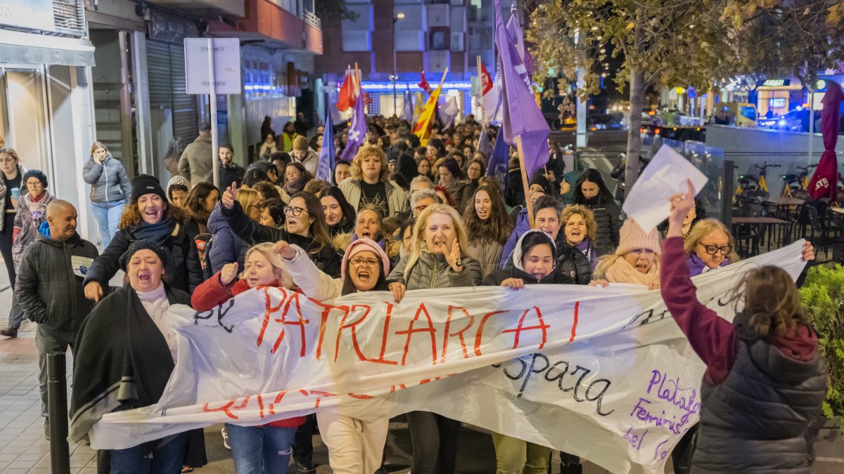 Fotografia de la marxa convocada per la Plataforma Feminista del Camp pel 25N ascendint per l’avinguda del Carrilet.