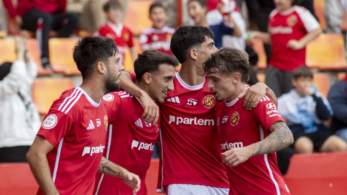 Jaume Jardí, Marcos Baselga, Marc Montalvo i Pau Martínez celebrant plegats el gol de la victòria contra el Marbella.