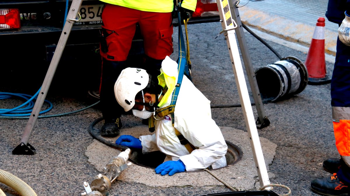 Un operari treballa en la reparació de la xarxa de clavegueram al barri de Bonavista de Tarragona.