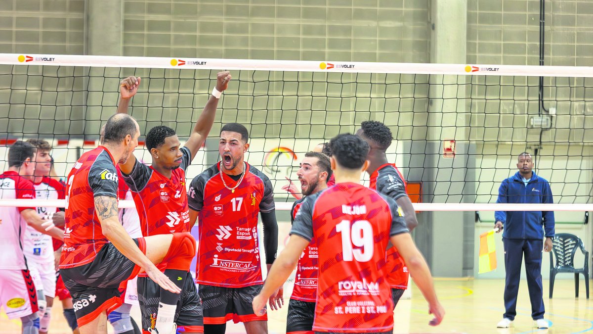 Els jugadors del CV Sant Pere i Sant Pau celebrant un punt.