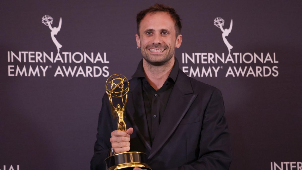Imatge d’Oriol Pla després de guanyar l'International Emmy Award a millor actor.