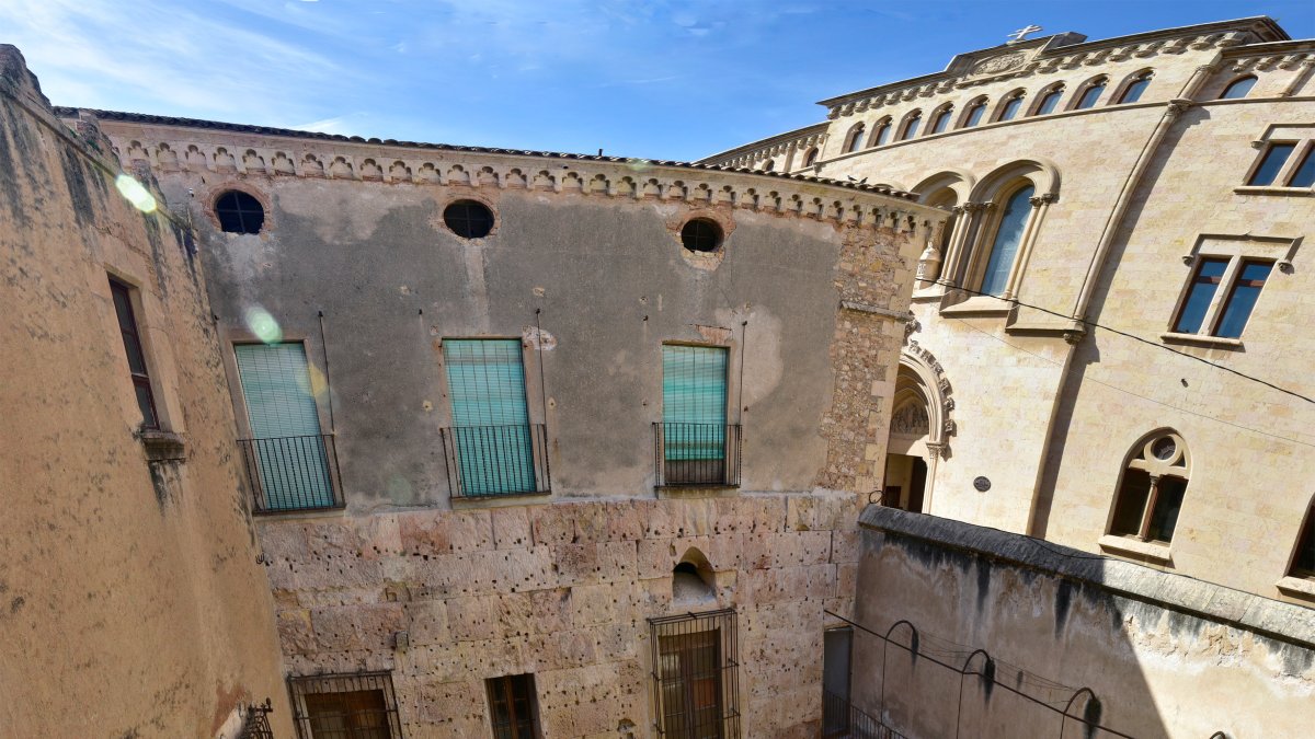 El paviment de la sala axial i el mur lateral amb els 1.022 forats documentats, a tocar del carrer Sant Pau.