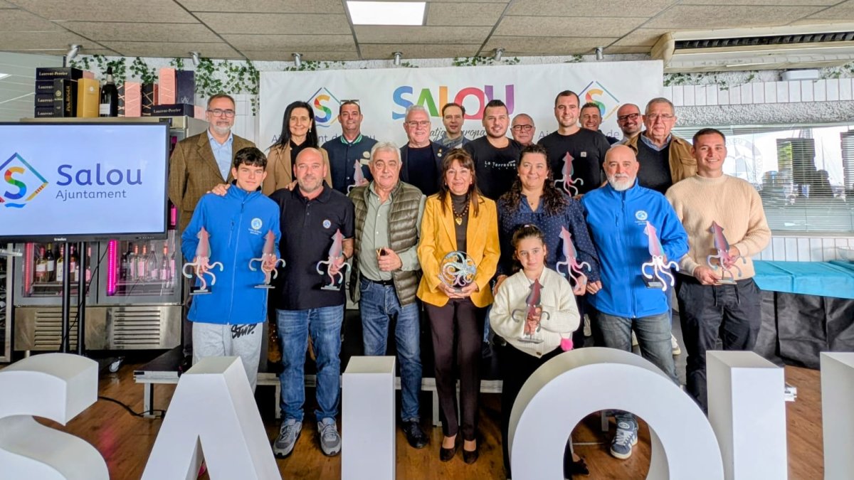 El alcalde y la concejala de Fiestas con los clasificados