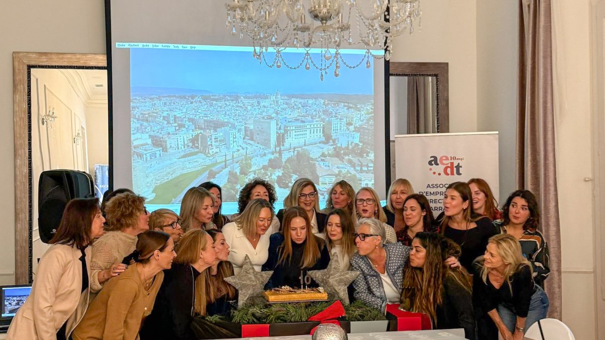 El acto finalizó con el encendido de las velas del pastel conmemorativo y el sorteo de una cuota anual