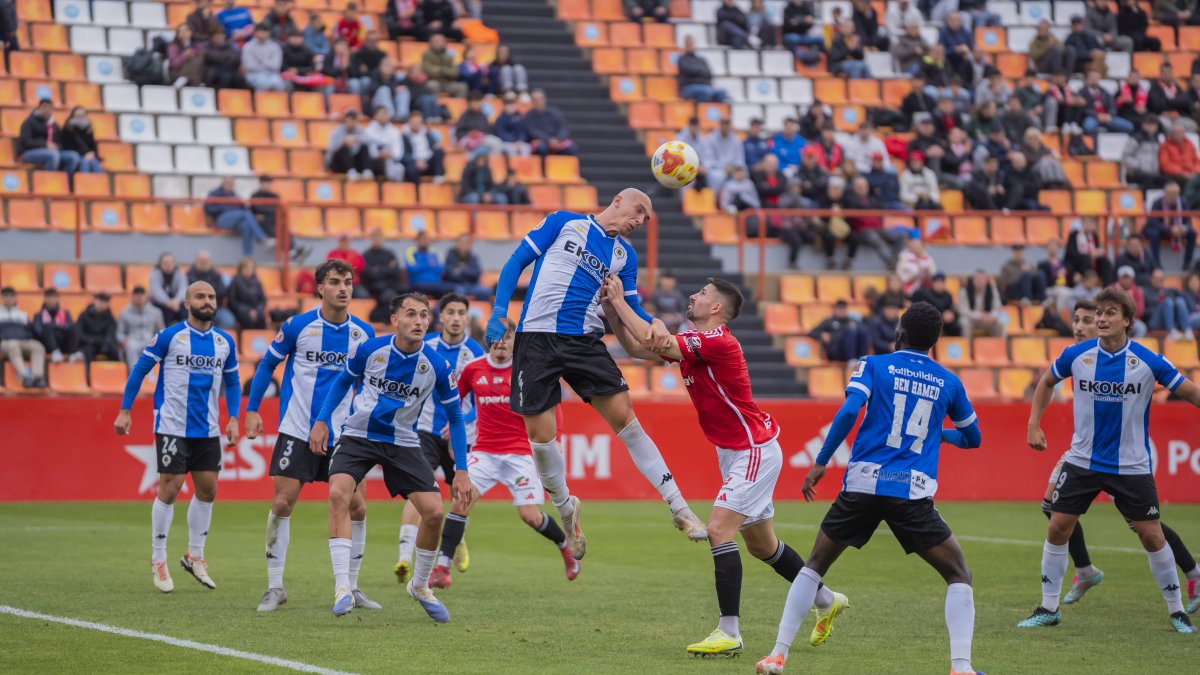 César Morgado en una acció amb el central de l’Hércules Rentero, que va ser un dels assenyalats protagonistes del partit.